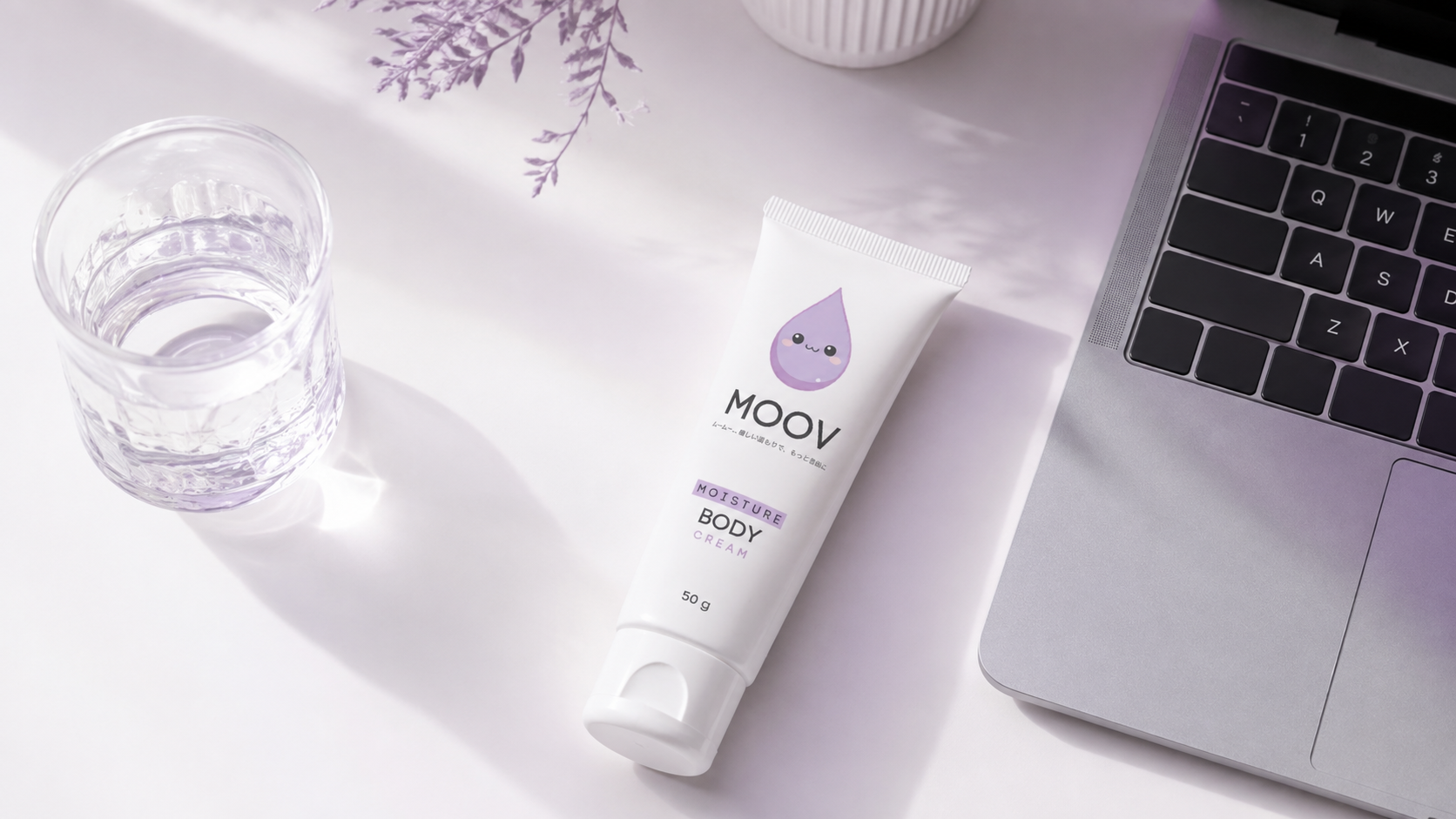 MOOV Moisture Body Cream 50 กรัม วางบนโต๊ะทำงานในออฟฟิศแอร์เย็น สื่อถึงการดูแลผิวแห้งระหว่างวันทำงาน